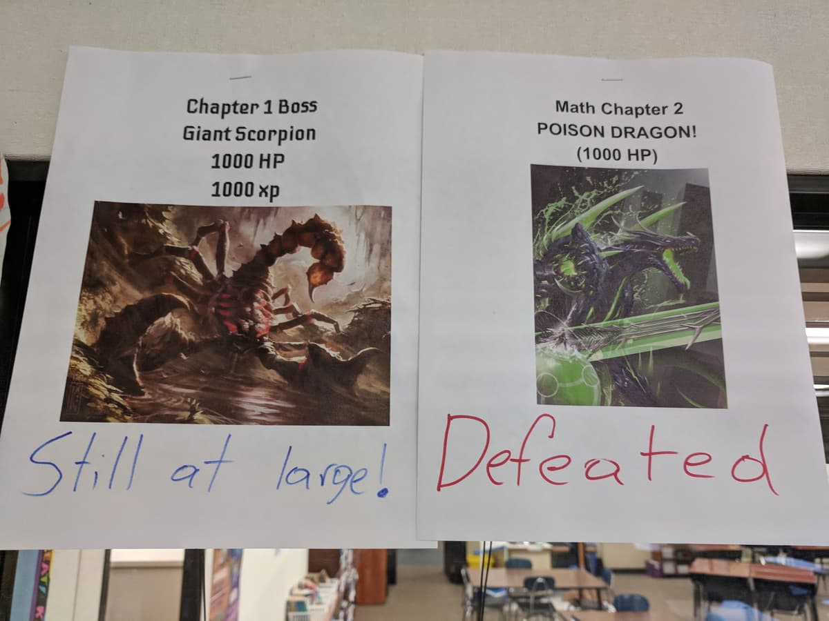 Cartells de buscat i captura per caps finals de capítols de matemàtiques a l'aula
